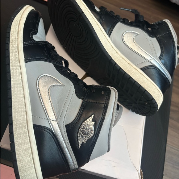 Jordan Shoes - Women Jordan 1 Mid SE size 6.5  Black/Gray